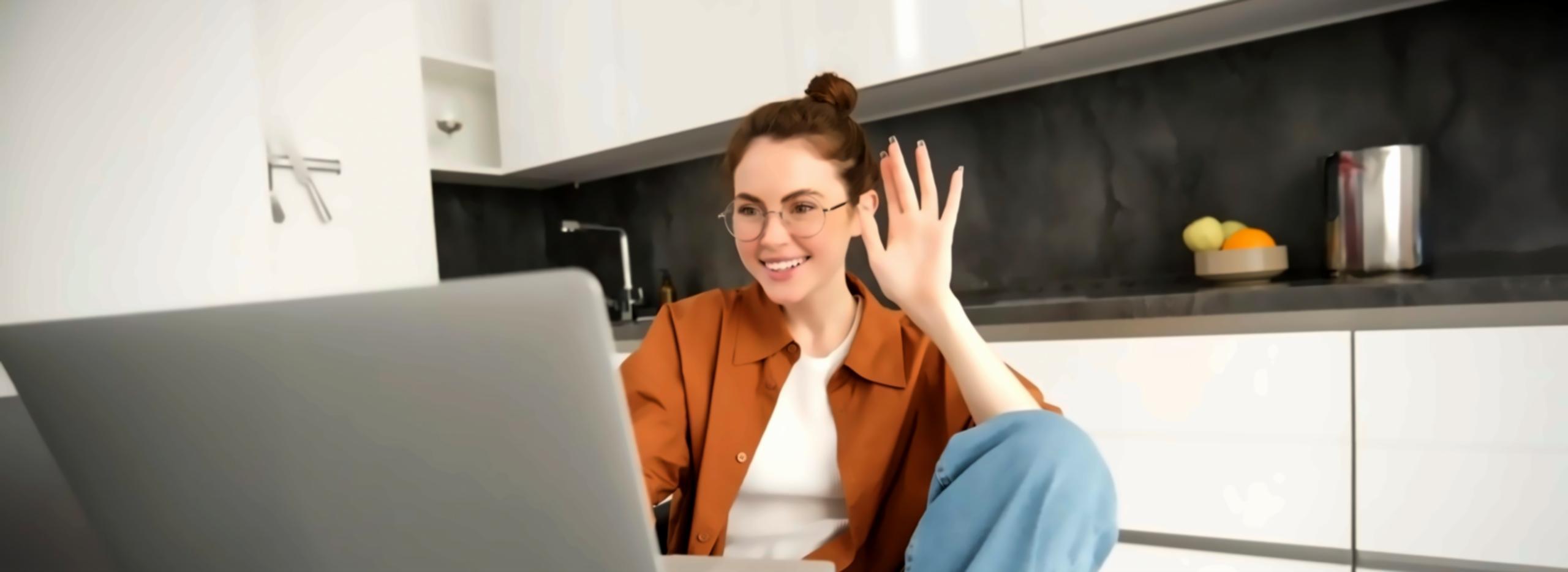 Person arbeitet entspannt an Finanzplanung